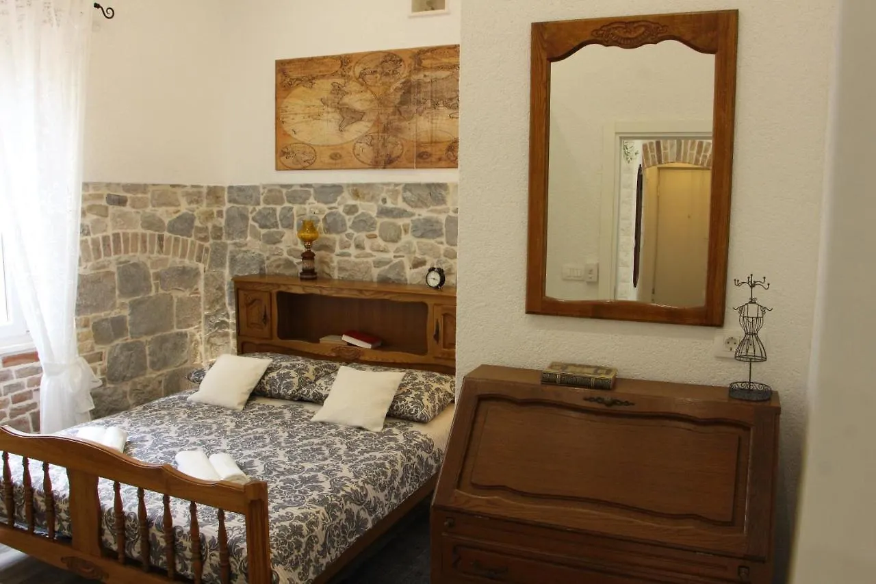Old School Apartment Kastela 0*,