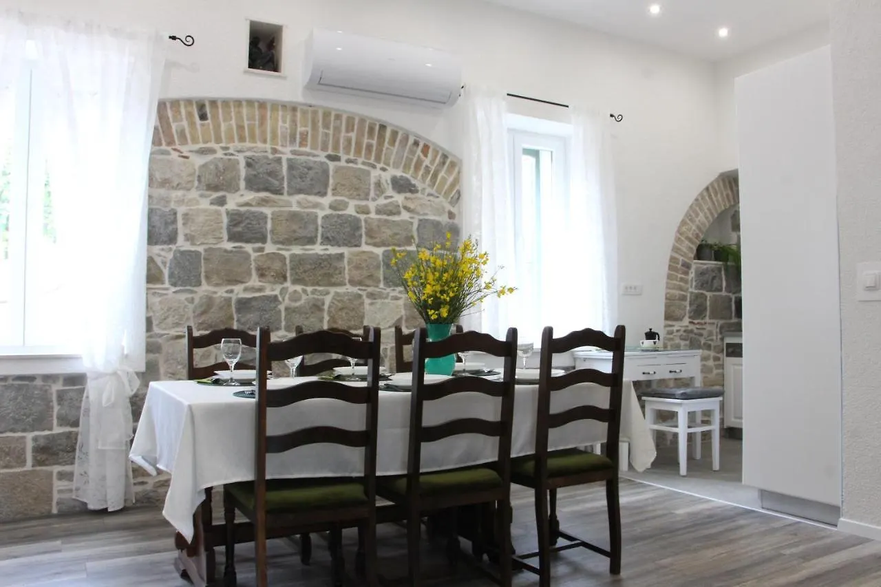 Old School Apartment Kastela Croatia