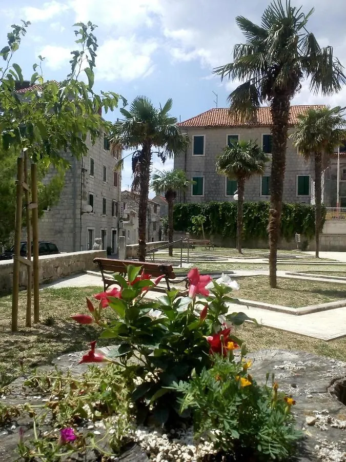 Old School Apartment Kastela
